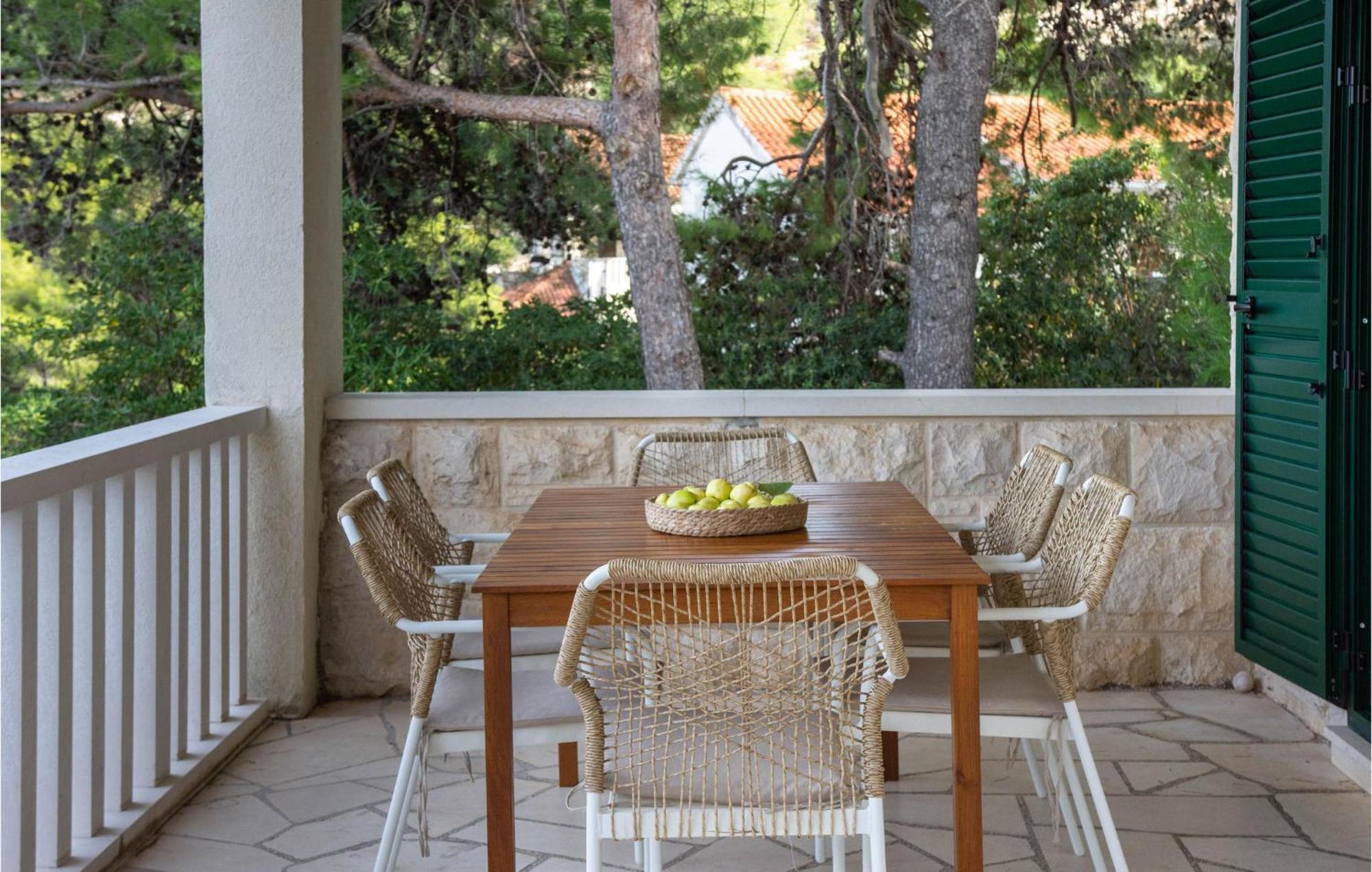 Cozy Home In Postira With Kitchen المظهر الخارجي الصورة