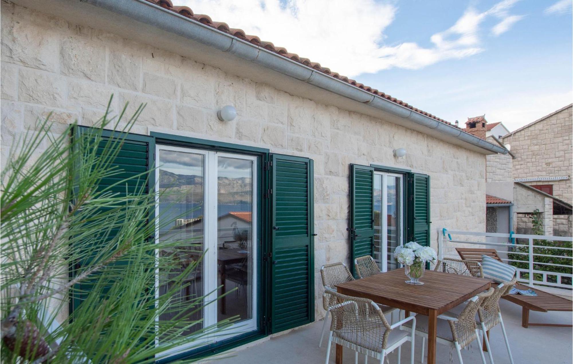 Cozy Home In Postira With Kitchen المظهر الخارجي الصورة